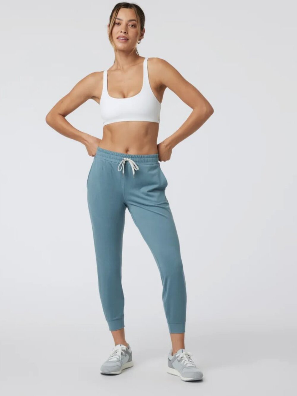 Vuori Women's Performance Jogger in Smoke Blue Heather